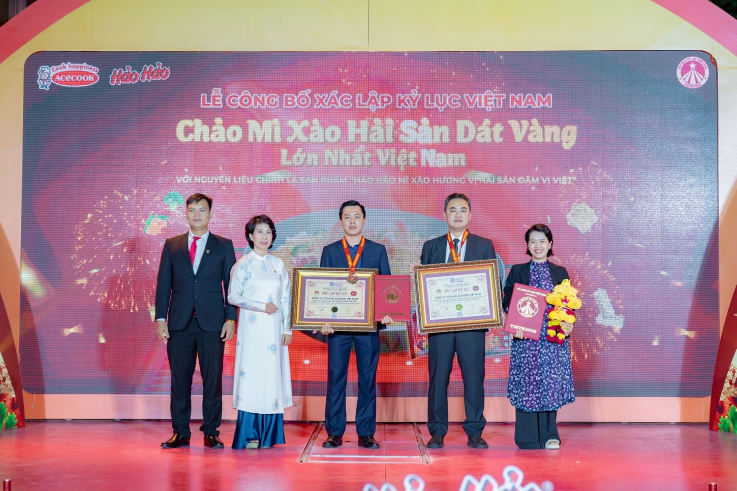 Hảo Hảo xác lập kỷ lục &quot;Chảo mì xào hải sản dát vàng lớn nhất Việt Nam&quot;  - Ảnh 2.