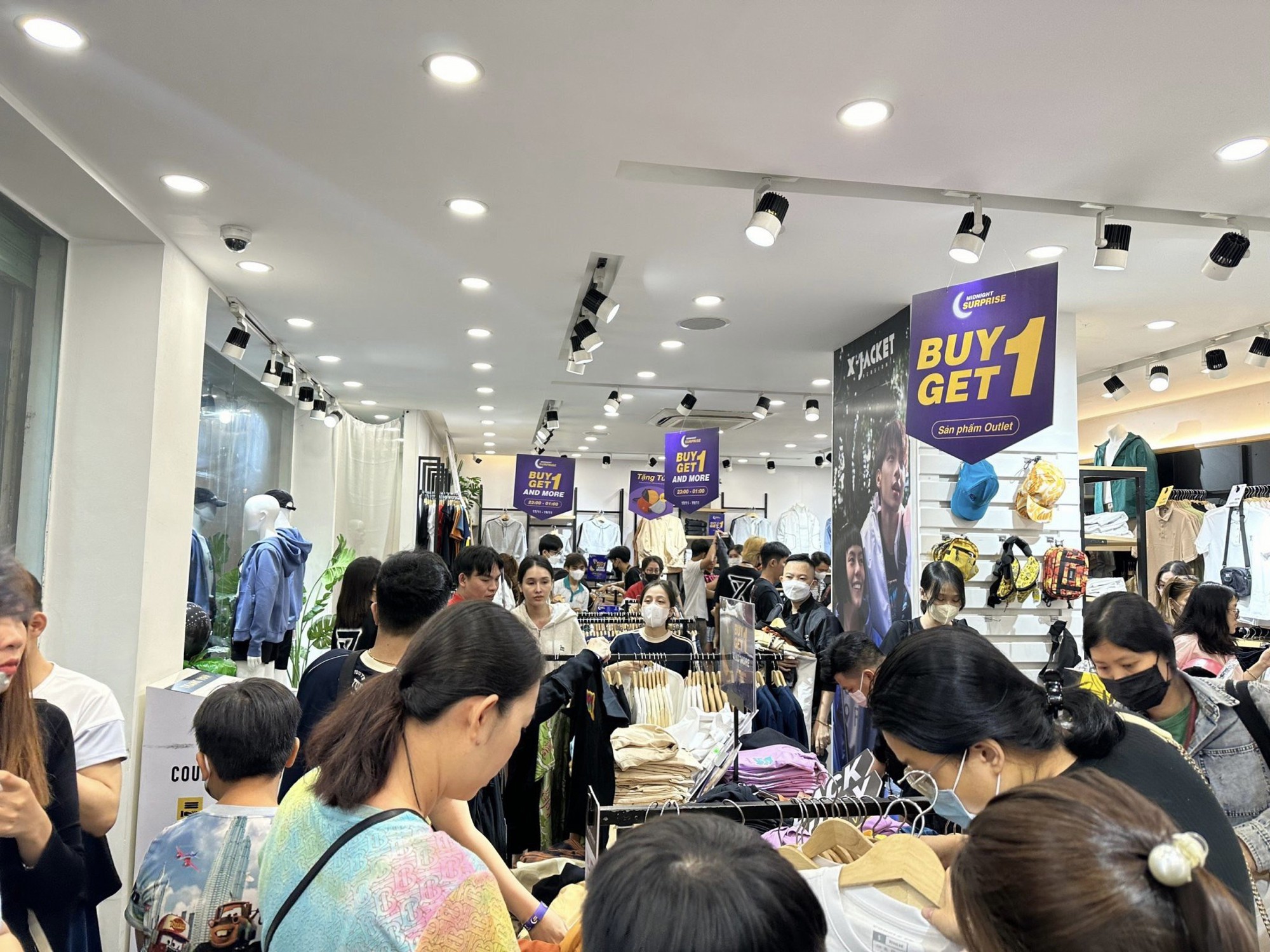 Độc lạ Sài Gòn: Mở sale giữa đêm, khách hàng nườm nượp mua sắm - Ảnh 2.