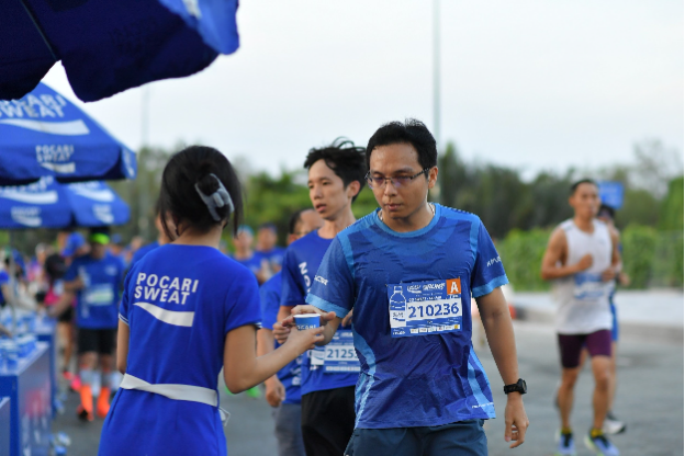Hơn 8.000 người hòa mình vào Giải chạy Pocari Sweat Run Việt Nam 2023 - Ảnh 2.