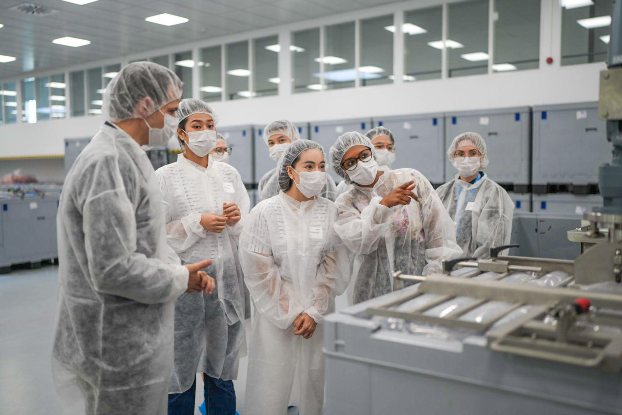 Hoa hậu Đoàn Thiên Ân khám phá quy trình sản xuất nghiêm ngặt bên trong nhà máy collagen số 1 tại Đức - Ảnh 1.