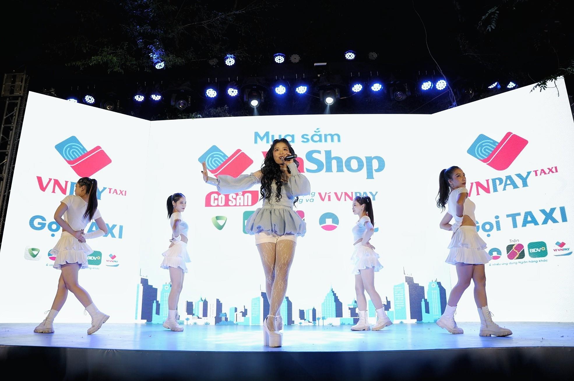 Suni Hạ Linh tiết lộ với fan cách mua mỹ phẩm chính hãng giá hời - Ảnh 3.