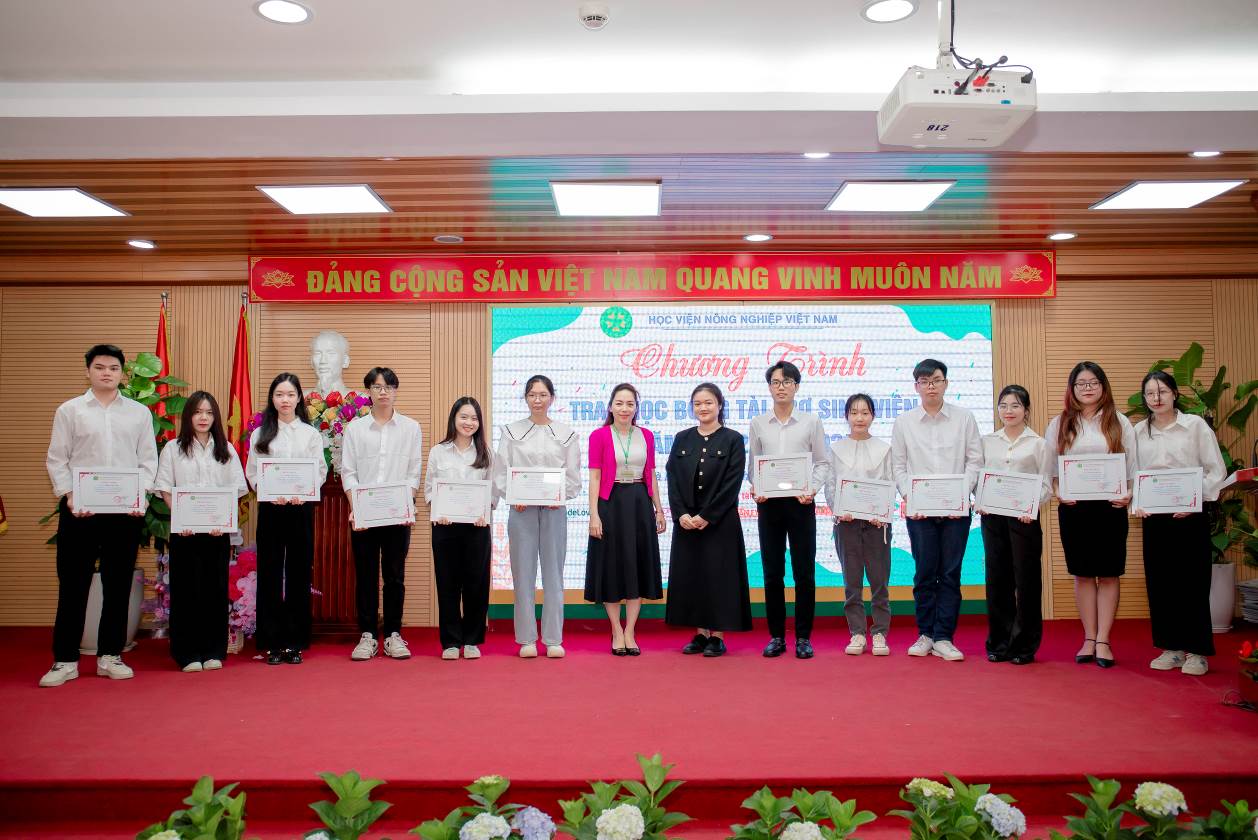 Trao học bổng tài trợ sinh viên năm học 2023-2024 tại Học viện Nông nghiệp Việt Nam - Ảnh 6.