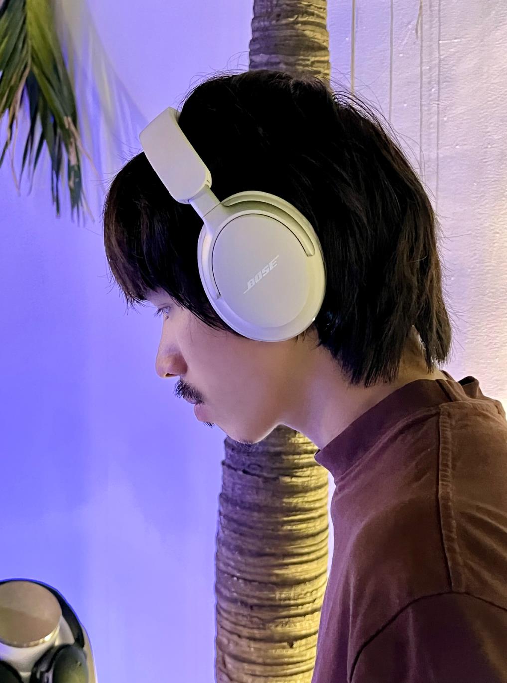 Thịnh Suy và Vũ Thanh Vân nghe nhạc sống di động với Bose Quiet Comfort Ultra Headphone mới - Ảnh 1.