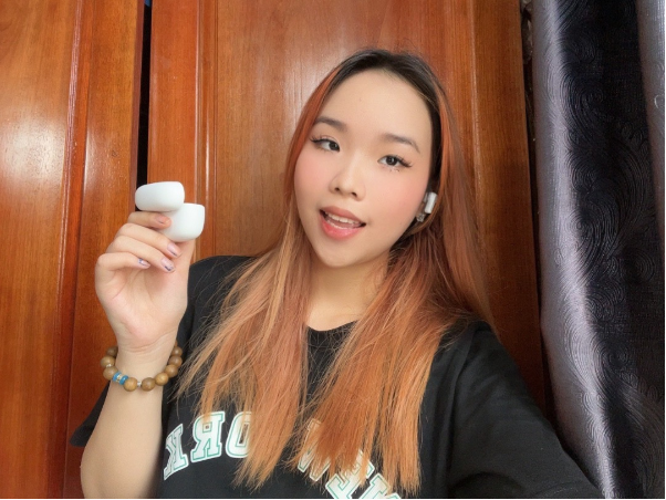 Youtuber Emily Nè và A Síng Đi Đại Hàn chuộng tai nghe TWS siêu chống ồn, pin siêu trâu   - Ảnh 1.