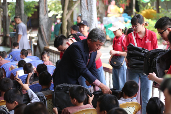 SAKOS trao tặng 100 phần quà cho trẻ em mồ côi tại Bình Thuận - Ảnh 2.