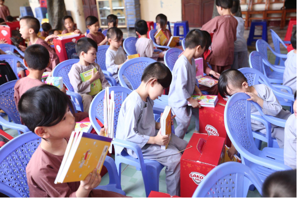 SAKOS trao tặng 100 phần quà cho trẻ em mồ côi tại Bình Thuận - Ảnh 4.