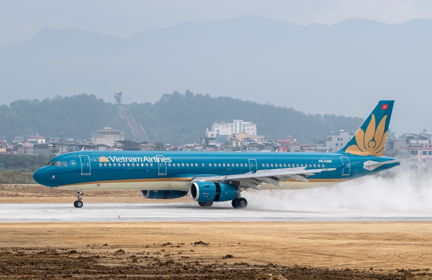 Lần đầu tiên trong lịch sử, sân bay Điện Biên chính thức đón máy bay cỡ lớn Airbus A321 - Ảnh 1.