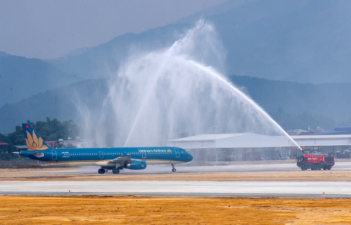 Lần đầu tiên trong lịch sử, sân bay Điện Biên chính thức đón máy bay cỡ lớn Airbus A321 - Ảnh 2.