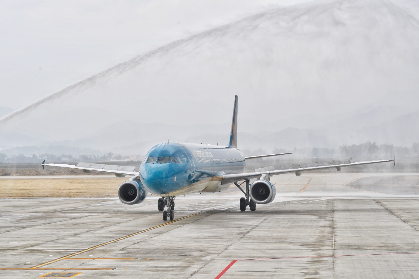 Lần đầu tiên trong lịch sử, sân bay Điện Biên chính thức đón máy bay cỡ lớn Airbus A321 - Ảnh 3.