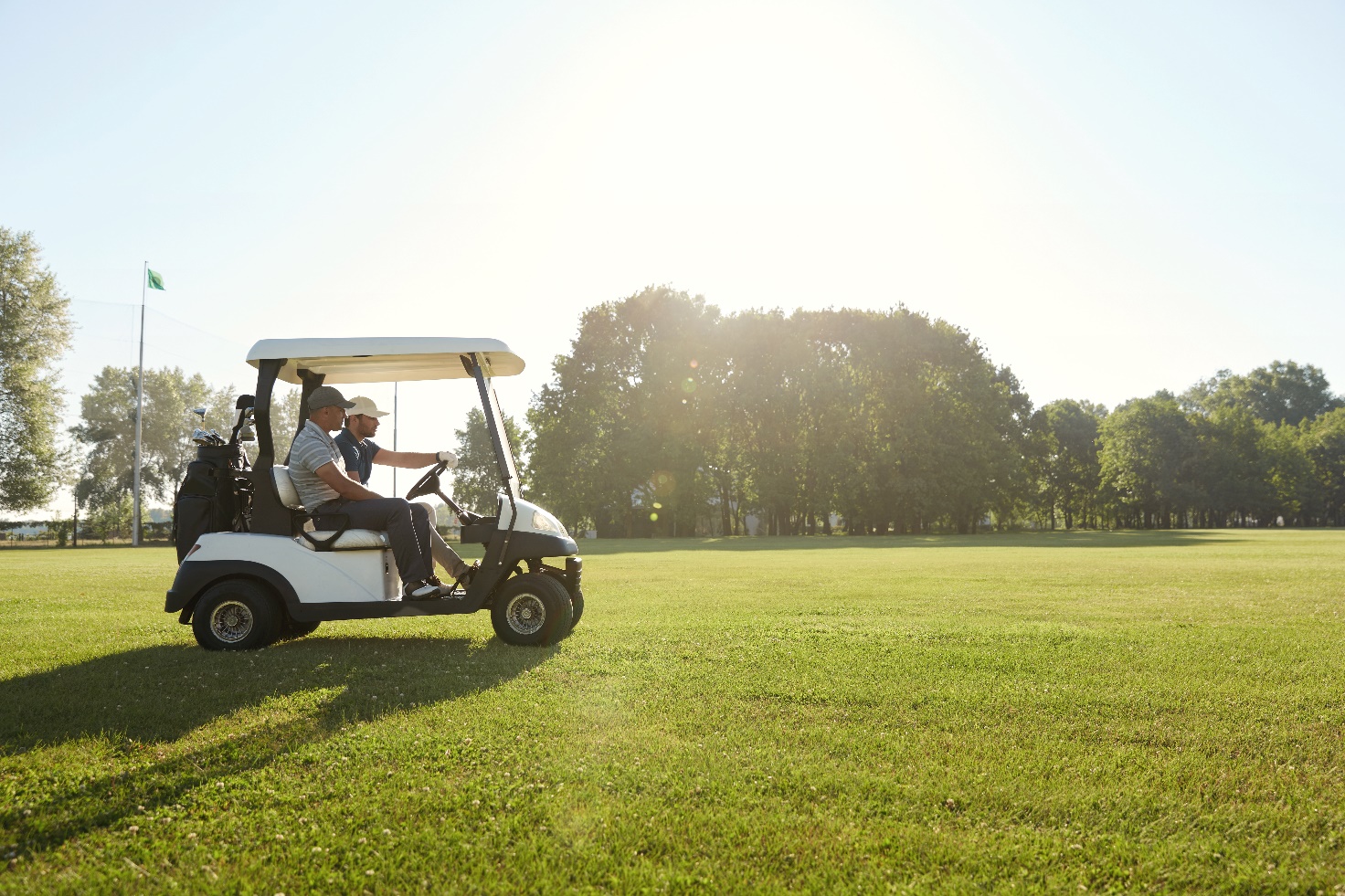 Thùy Tiên giải thích lý do các golfer nữ chuyển sang dùng xe máy trên sân golf - Ảnh 1.