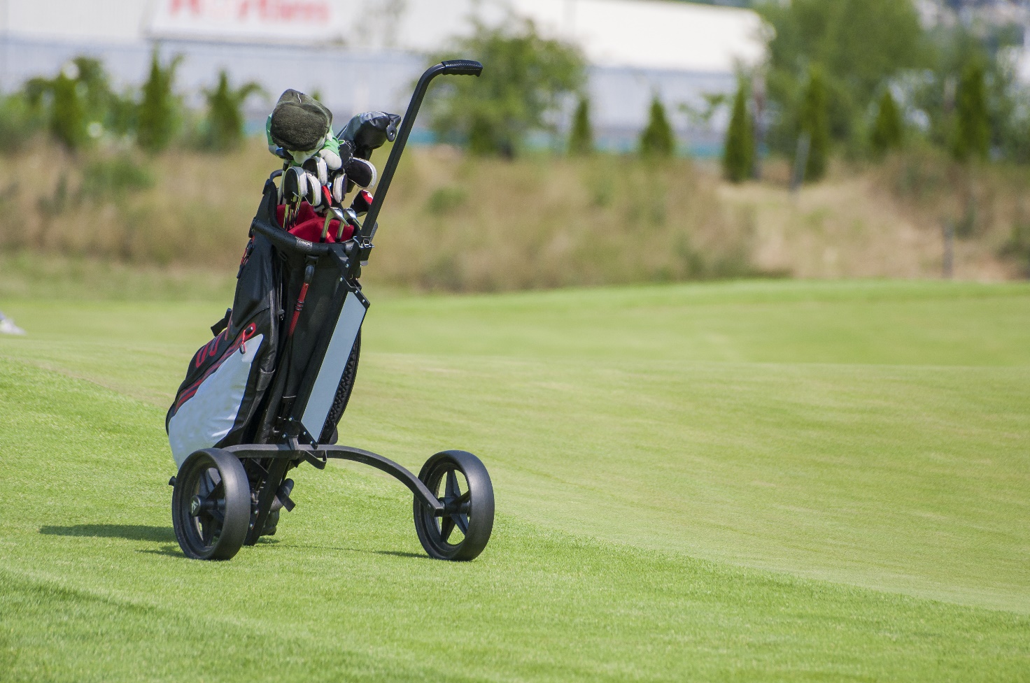 Thùy Tiên giải thích lý do các golfer nữ chuyển sang dùng xe máy trên sân golf - Ảnh 3.