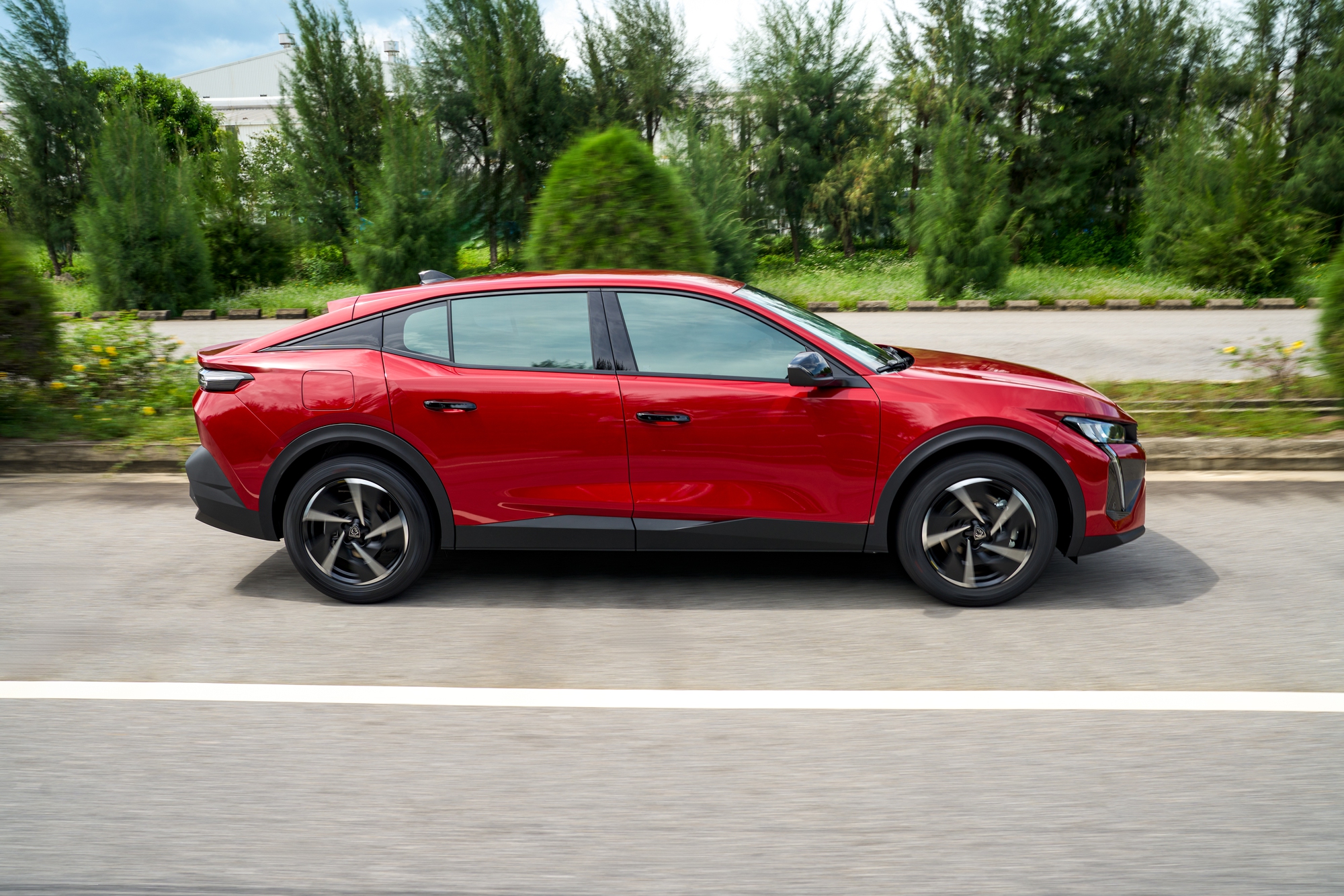 Peugeot 408 chinh phục khách hàng bằng sự khác biệt - Ảnh 2.