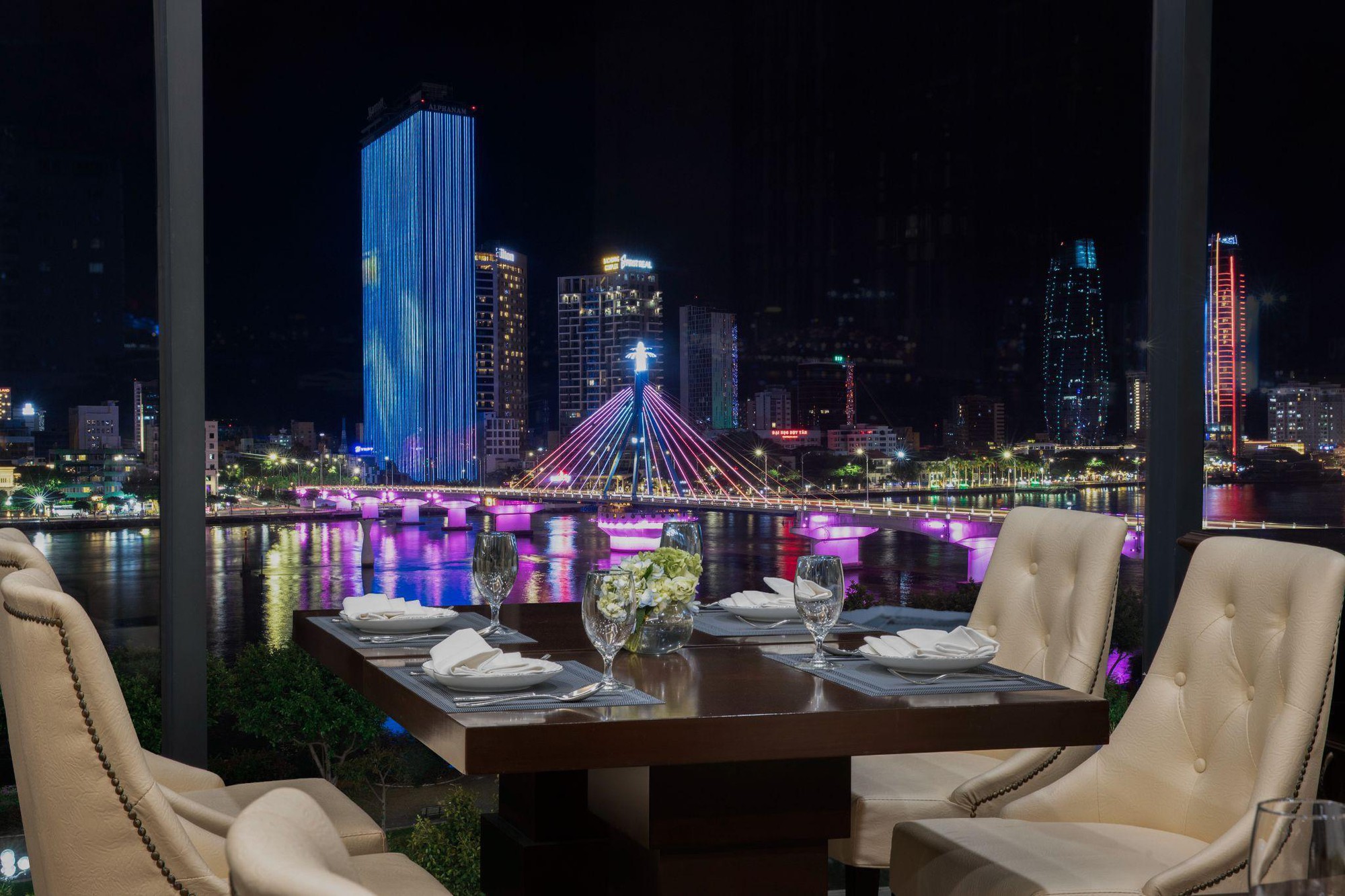 Có gì hấp dẫn tại nhà hàng &quot;view triệu đô&quot; của Meliá Vinpearl Đà Nẵng Riverfront? - Ảnh 1.