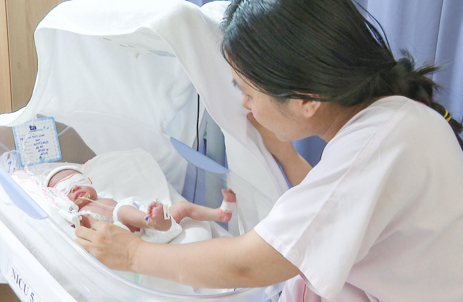 Cầm kết quả khám vô sinh, vợ yêu cầu xét nghiệm ADN ngay lập tức