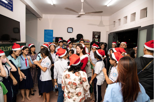 Doanh nhân Linda Trương đón Noel sớm, san sẻ khó khăn cùng các em nhỏ tại mái ấm Ga Sài Gòn - Ảnh 3.