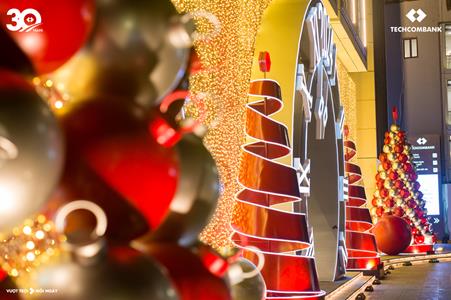 Techcombank làm sáng không gian với trang trí Giáng sinh ấn tượng tại hai tòa nhà - Ảnh 2.