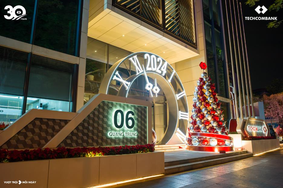 Techcombank làm sáng không gian với trang trí Giáng sinh ấn tượng tại hai tòa nhà - Ảnh 8.
