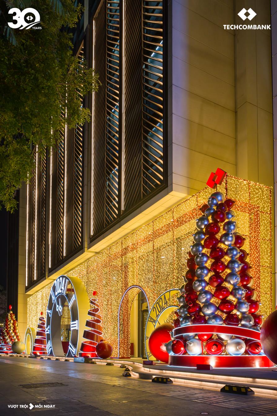 Techcombank làm sáng không gian với trang trí Giáng sinh ấn tượng tại hai tòa nhà - Ảnh 9.