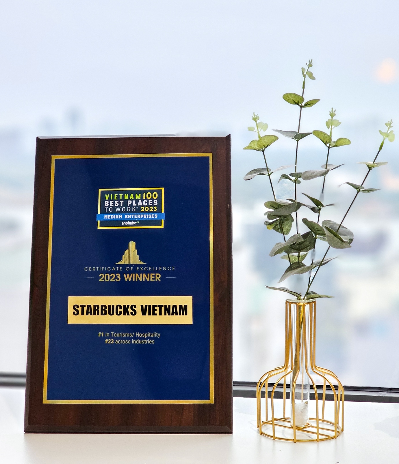 Starbucks Vietnam được vinh danh tại “Top 100 nơi làm việc tốt nhất Việt Nam 2023” - Ảnh 1.