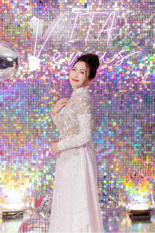 Siêu mẫu Võ Hoàng Yến, diễn viên Khánh Huyền khoe nhan sắc mỗi người một vẻ tại sự kiện VITA Venus Gala Dinner - Ảnh 2.
