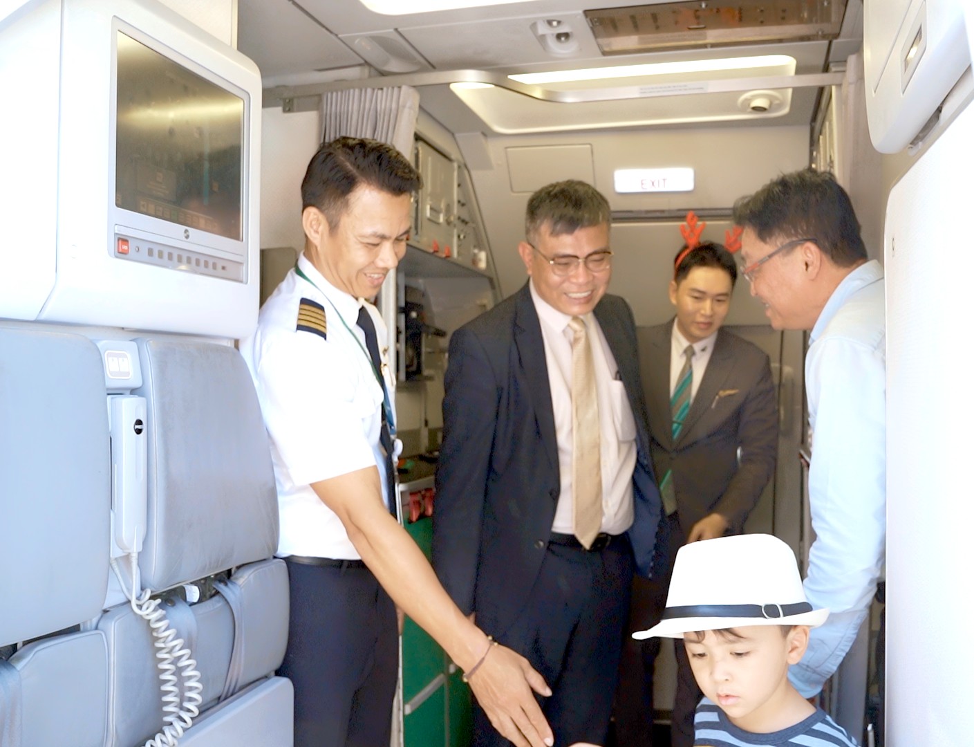 Tổng giám đốc Bamboo Airways tặng quà Giáng sinh cho những hành khách may mắn - Ảnh 5.