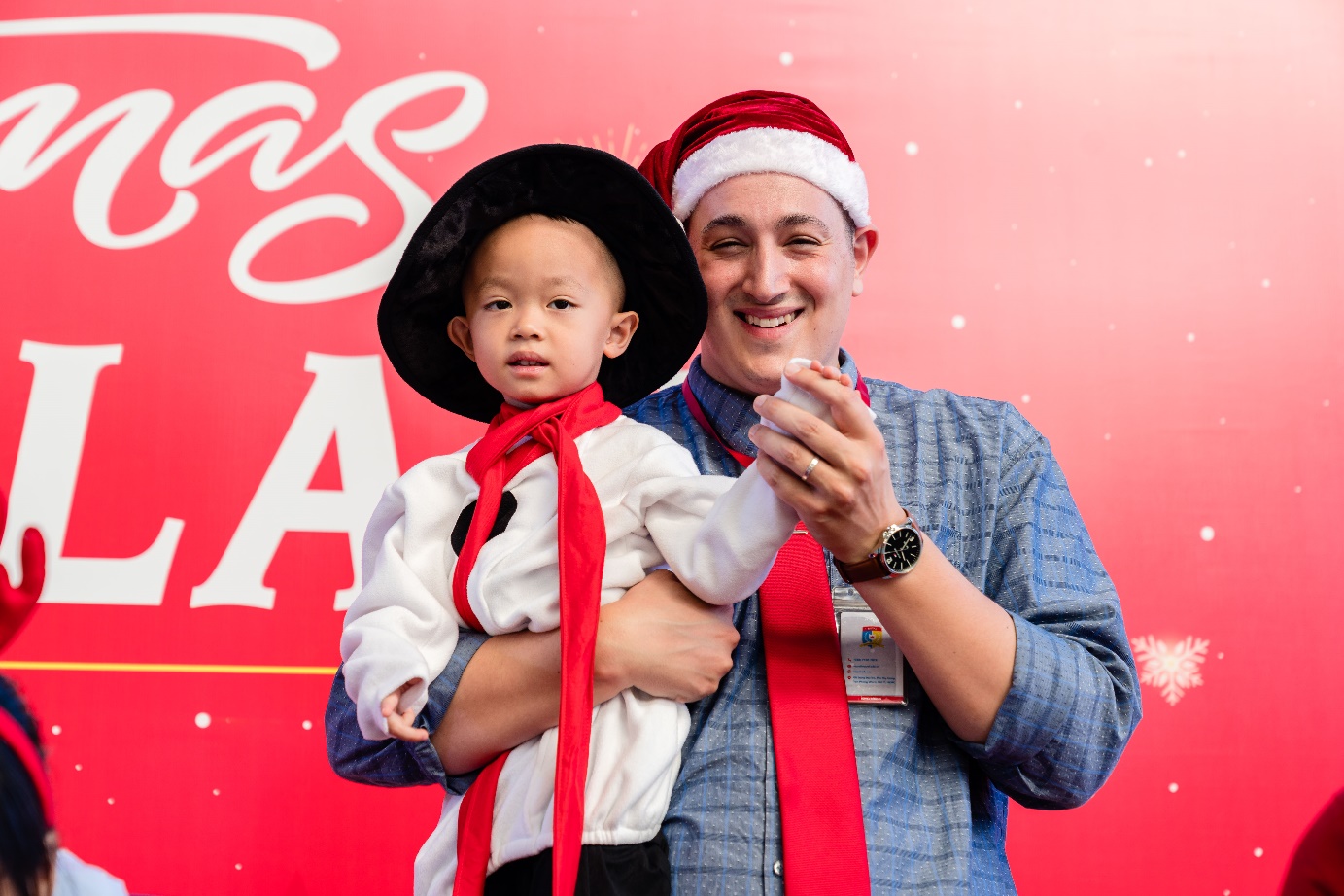 Ông già Noel cao 2m lần đầu tiên ghé thăm lễ hội Giáng sinh ở trường quốc tế - Ảnh 2.
