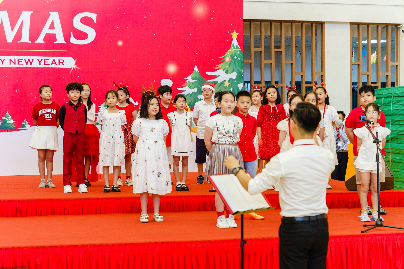 Ông già Noel cao 2m lần đầu tiên ghé thăm lễ hội Giáng sinh ở trường quốc tế - Ảnh 7.