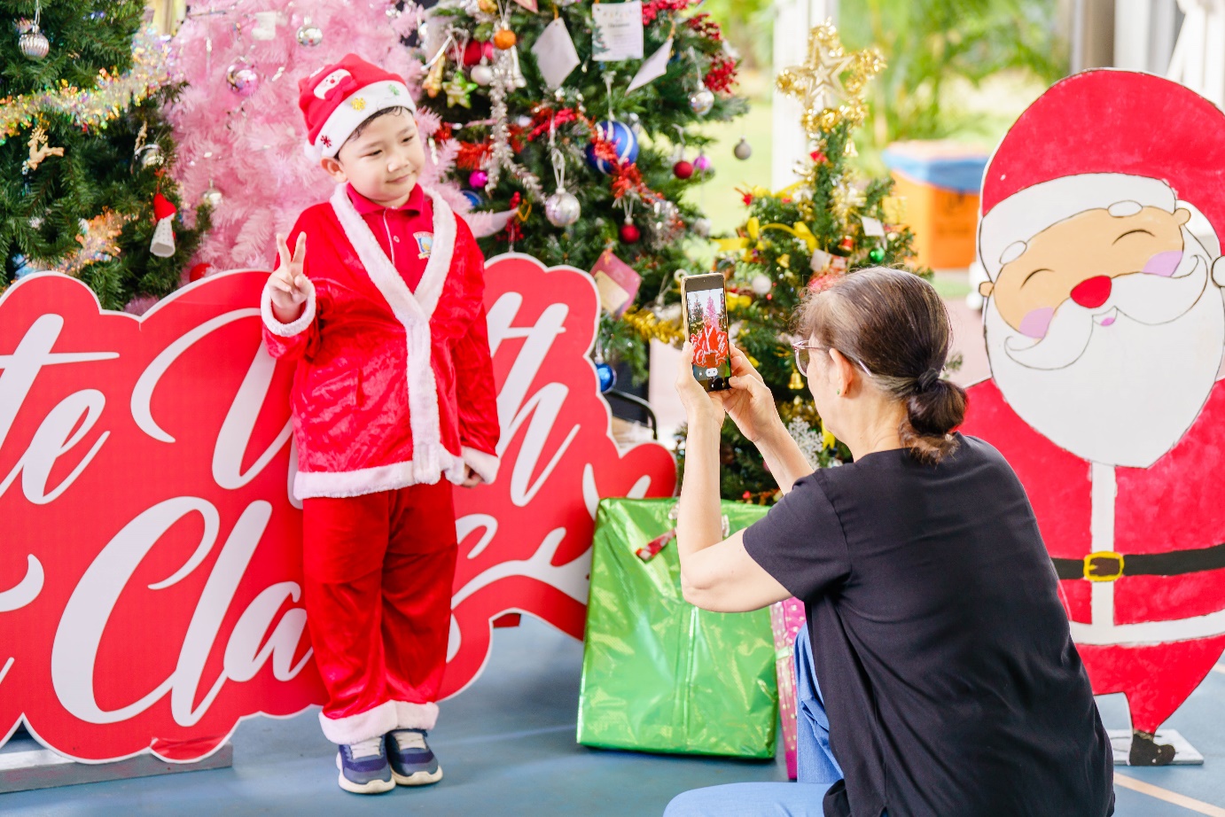 Ông già Noel cao 2m lần đầu tiên ghé thăm lễ hội Giáng sinh ở trường quốc tế - Ảnh 9.