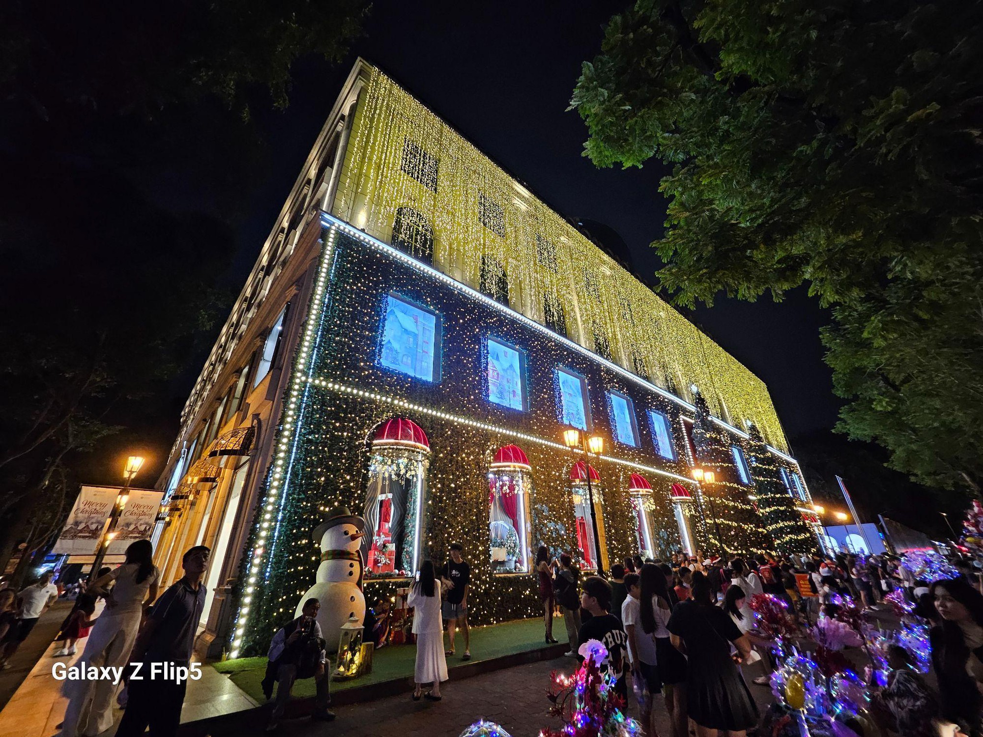 TP. Hồ Chí Minh cuối năm mùa lễ hội lên đèn &quot;đổi sắc&quot; qua góc nhìn của Samsung Galaxy Z Flip5 - Ảnh 5.