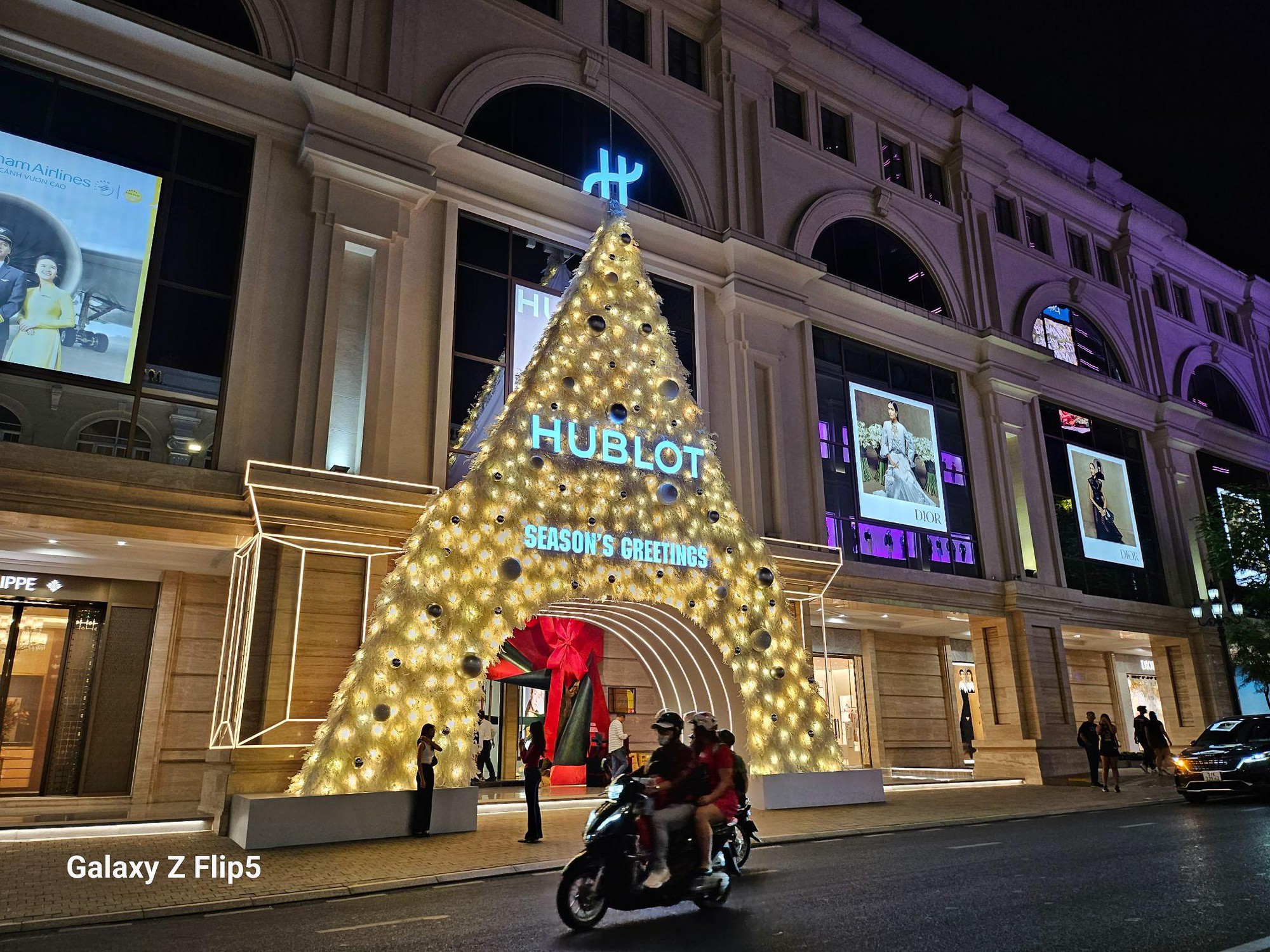 TP. Hồ Chí Minh cuối năm mùa lễ hội lên đèn &quot;đổi sắc&quot; qua góc nhìn của Samsung Galaxy Z Flip5 - Ảnh 7.