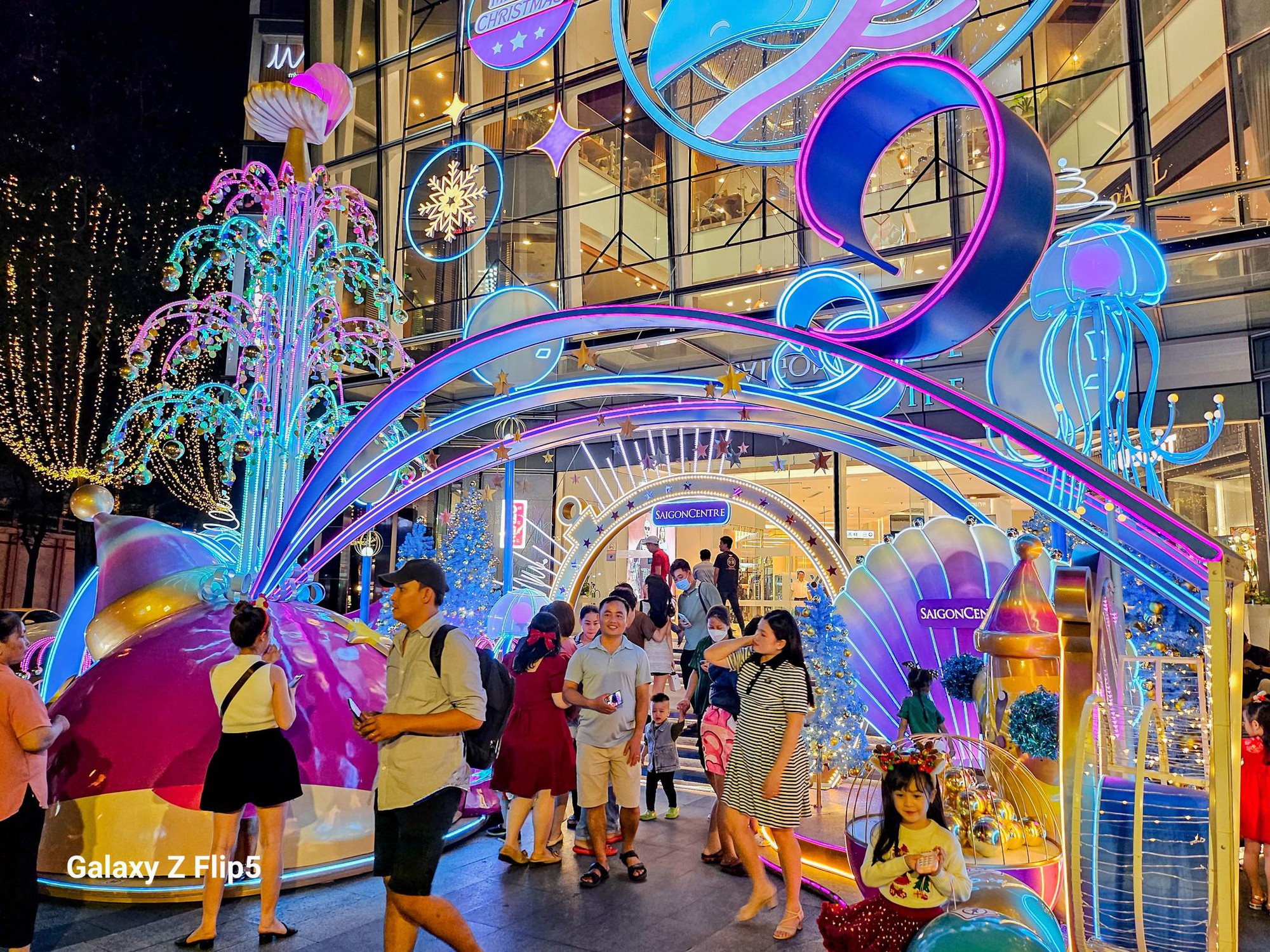 TP. Hồ Chí Minh cuối năm mùa lễ hội lên đèn &quot;đổi sắc&quot; qua góc nhìn của Samsung Galaxy Z Flip5 - Ảnh 8.