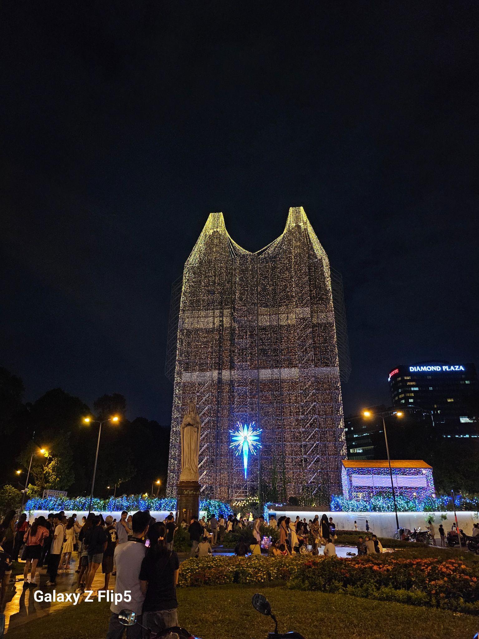 TP. Hồ Chí Minh cuối năm mùa lễ hội lên đèn &quot;đổi sắc&quot; qua góc nhìn của Samsung Galaxy Z Flip5 - Ảnh 9.