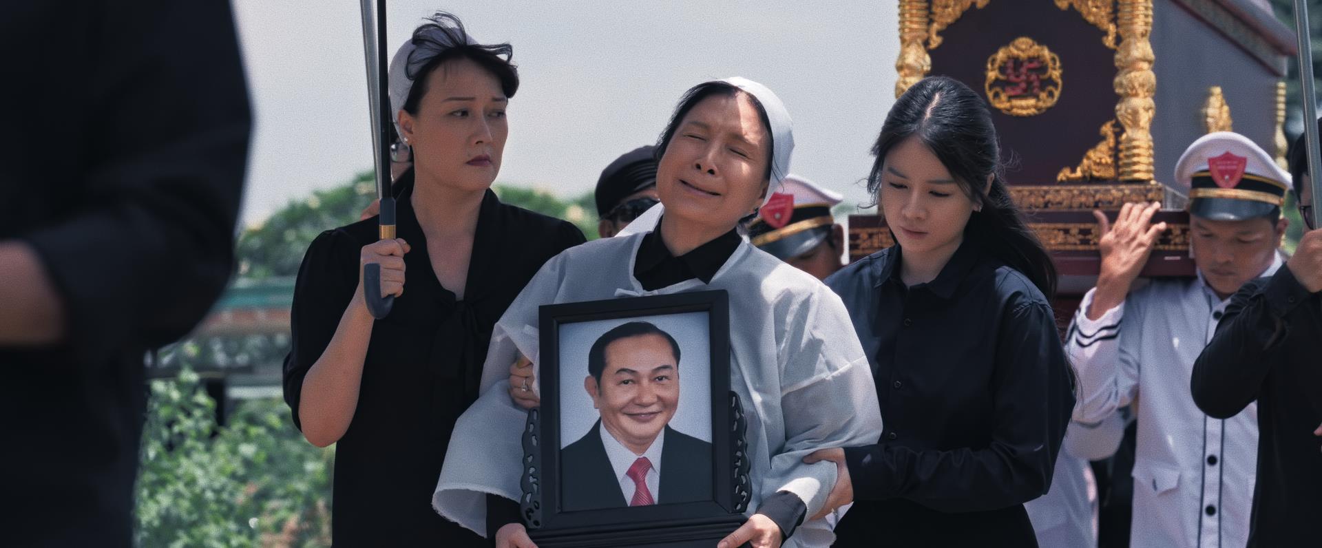 “Quỷ Cẩu” và màn chào sân của đạo diễn trẻ Lưu Thành Luân trong tác phẩm kết hợp của dàn diễn viên Nam - Bắc gạo cội - Ảnh 1.