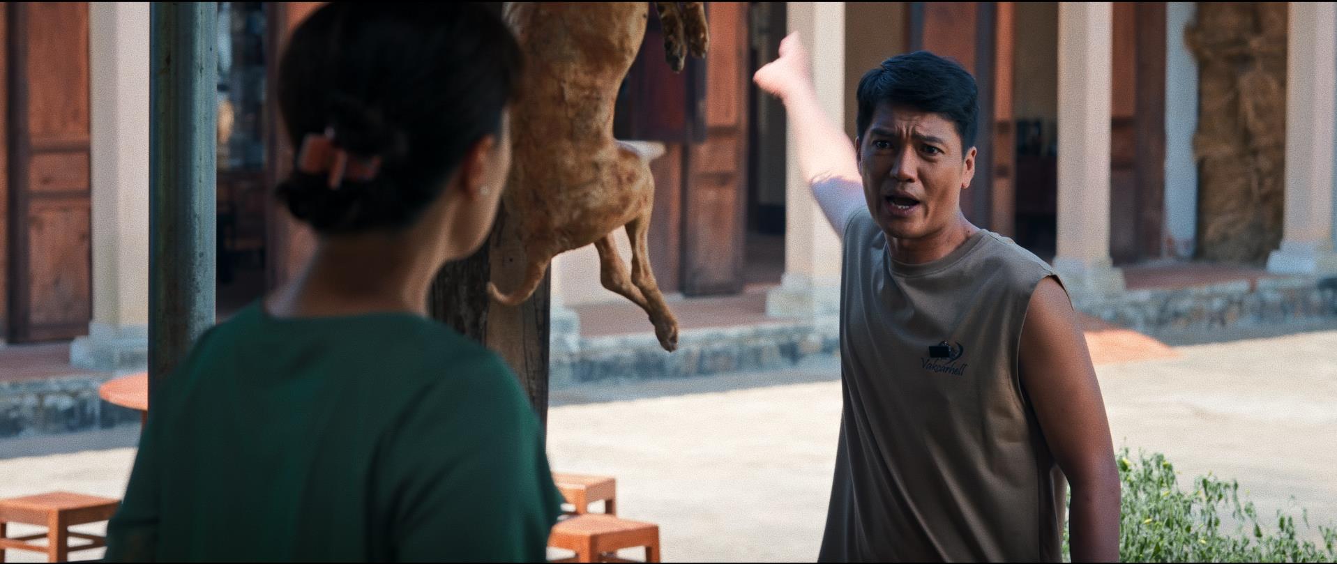 “Quỷ Cẩu” và màn chào sân của đạo diễn trẻ Lưu Thành Luân trong tác phẩm kết hợp của dàn diễn viên Nam - Bắc gạo cội - Ảnh 3.