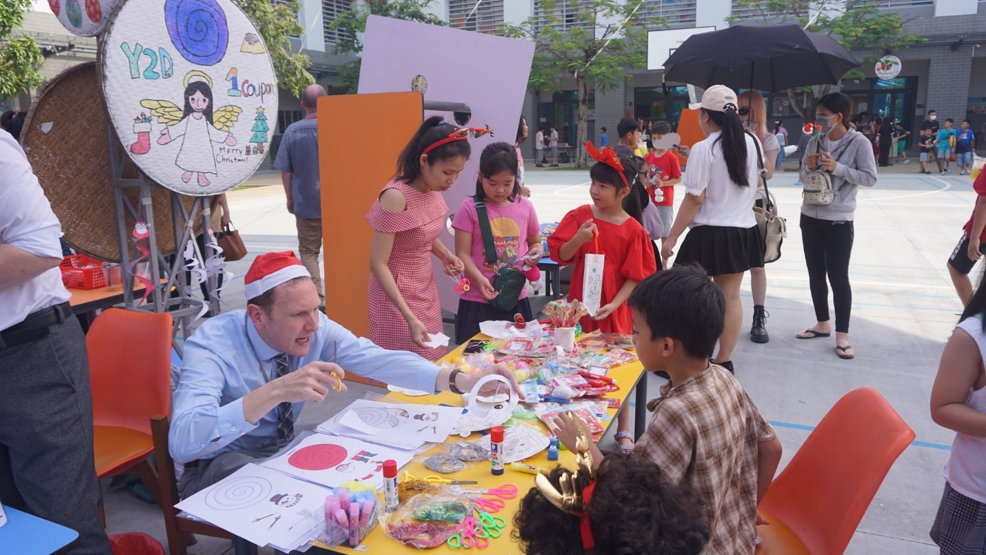 Giáng sinh rộn ràng, ngập tràn sẻ chia tại hội chợ từ thiện Giáng sinh trường quốc tế Singapore - Ảnh 1.