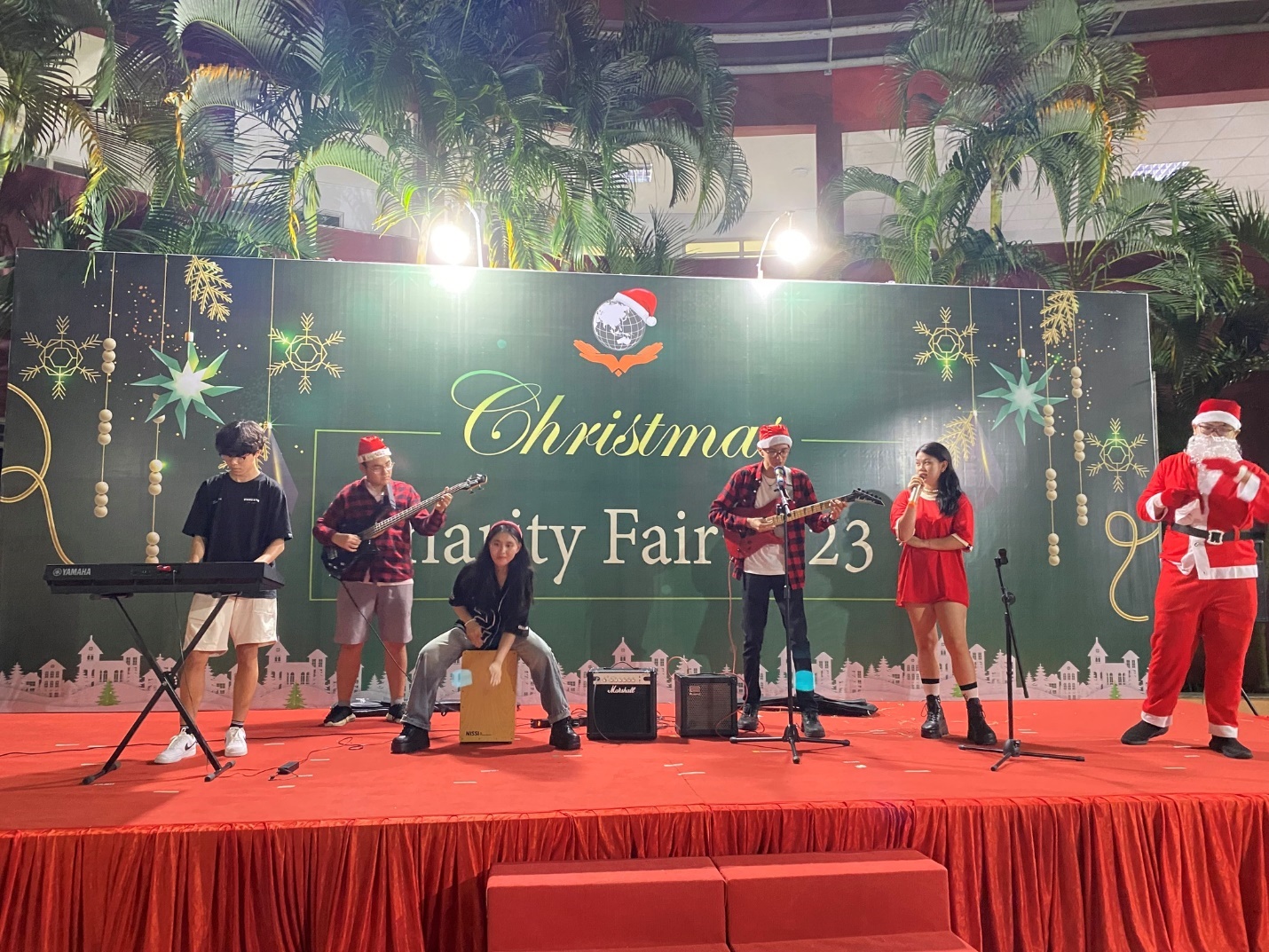 Giáng sinh rộn ràng, ngập tràn sẻ chia tại hội chợ từ thiện Giáng sinh trường quốc tế Singapore - Ảnh 2.