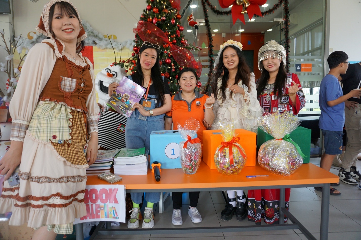 Giáng sinh rộn ràng, ngập tràn sẻ chia tại hội chợ từ thiện Giáng sinh trường quốc tế Singapore - Ảnh 3.