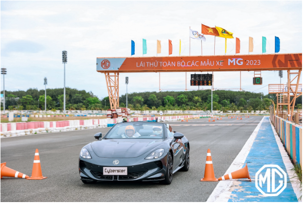MG Cyberster - Xe thể thao điện đầu tiên ra mắt tại Việt Nam, khách được ngồi trải nghiệm trên đường đua  - Ảnh 1.
