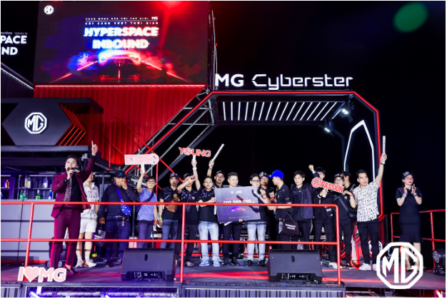 MG Cyberster - Xe thể thao điện đầu tiên ra mắt tại Việt Nam, khách được ngồi trải nghiệm trên đường đua  - Ảnh 4.