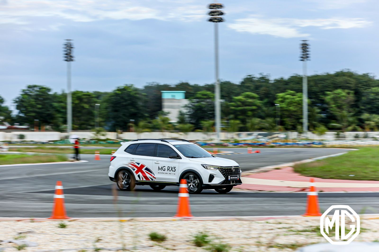 Siêu xe thể thao điện ra mắt thị trường ô tô Việt Nam - Ảnh 3.