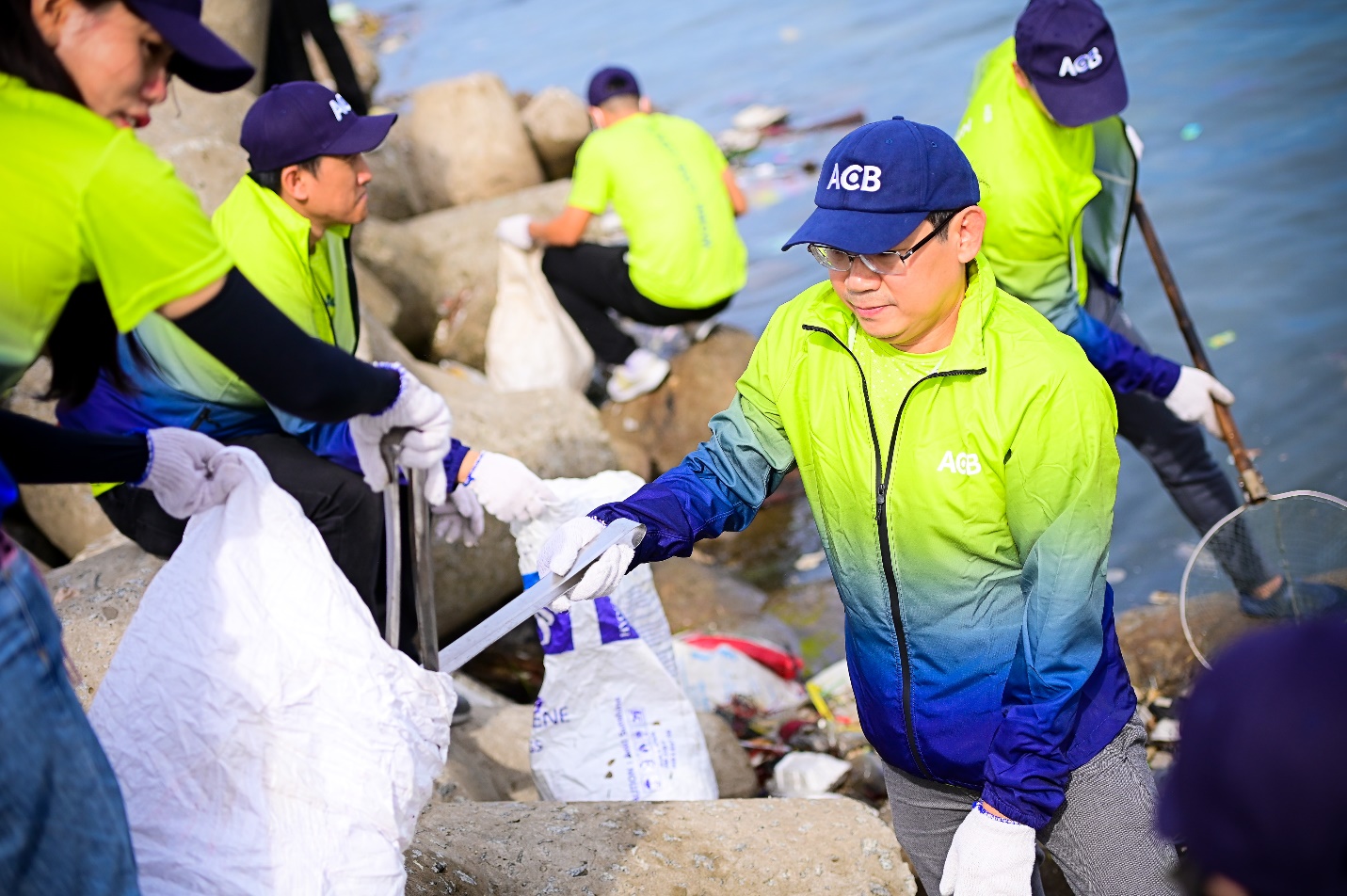 ACB tham gia dọn rác bãi biển trong Ngày Vì môi trường Phú Quốc - Ảnh 4.