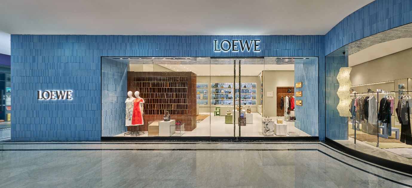 LOEWE ra mắt cửa hàng đầu tiên tại TTTM Union Square, TP.HCM - Ảnh 1.