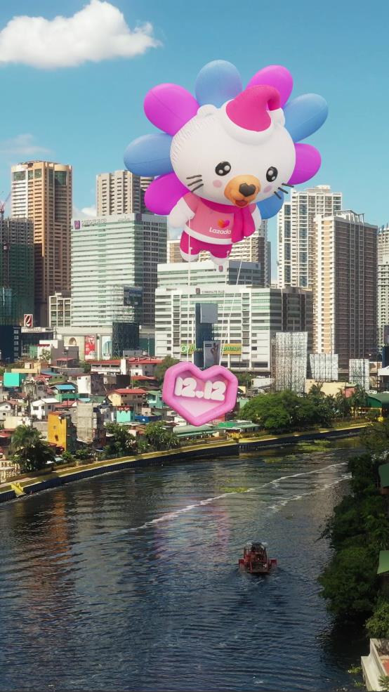 Lazada chơi lớn dịp 12.12: Trên trời Lazzie khổng lồ “lượn lờ”, dưới đất xe hồng “bon bon” khắp Đông Nam Á - Ảnh 1. Lazada chơi lớn dịp 12.12: Trên trời Lazzie khổng lồ “lượn lờ”, dưới đất xe hồng “bon bon” khắp Đông Nam Á - Ảnh 1.