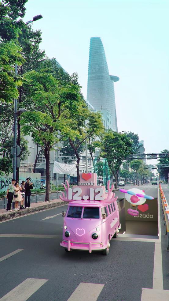 Lazada chơi lớn dịp 12.12: Trên trời Lazzie khổng lồ “lượn lờ”, dưới đất xe hồng “bon bon” khắp Đông Nam Á - Ảnh 3. Lazada chơi lớn dịp 12.12: Trên trời Lazzie khổng lồ “lượn lờ”, dưới đất xe hồng “bon bon” khắp Đông Nam Á - Ảnh 3.