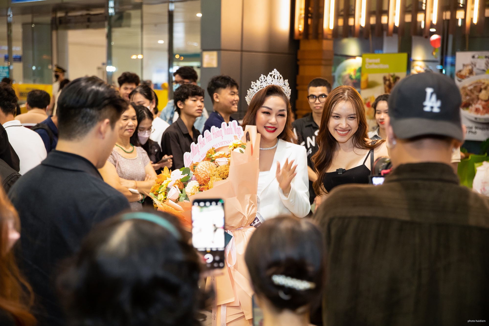 Hoa hậu Quý bà Hoàn vũ Việt Nam Hoàng Thanh Nga chính thức lên đường đi Sofia tham dự Mrs Universe 2023 - Ảnh 1.