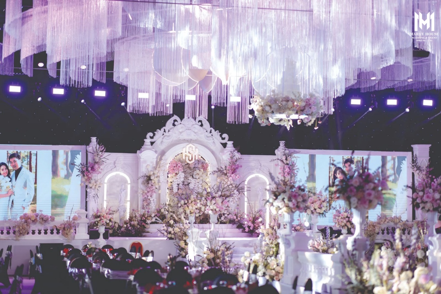 Marry House - Hoàn thiện đám cưới với 6 tấn hoa trong vòng 1 tháng bởi 150 nhân công - Ảnh 1.