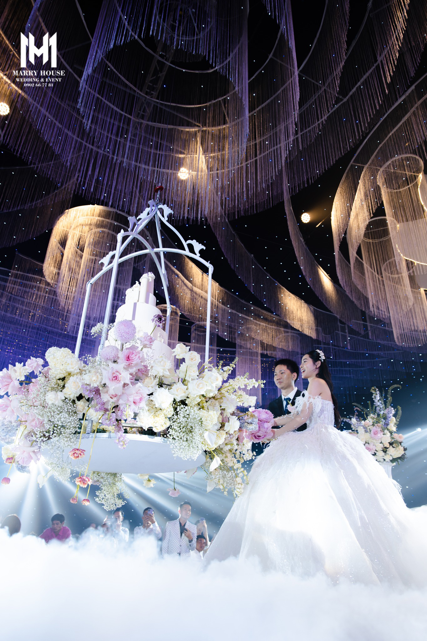 Marry House - Hoàn thiện đám cưới với 6 tấn hoa trong vòng 1 tháng bởi 150 nhân công - Ảnh 4.