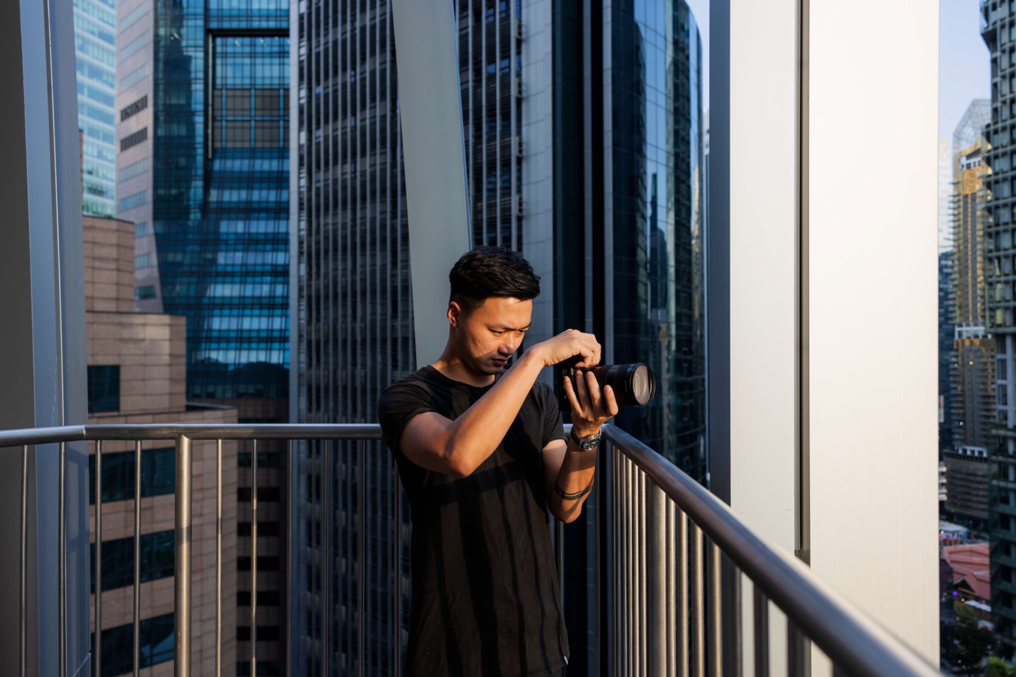 Câu chuyện về nhiếp ảnh gia trẻ “phải lòng” đất nước Singapore - Ảnh 1.