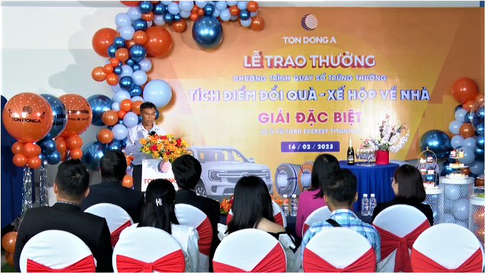 Tôn Đông Á trao giải chương trình quay số trúng thưởng - Ảnh 2.