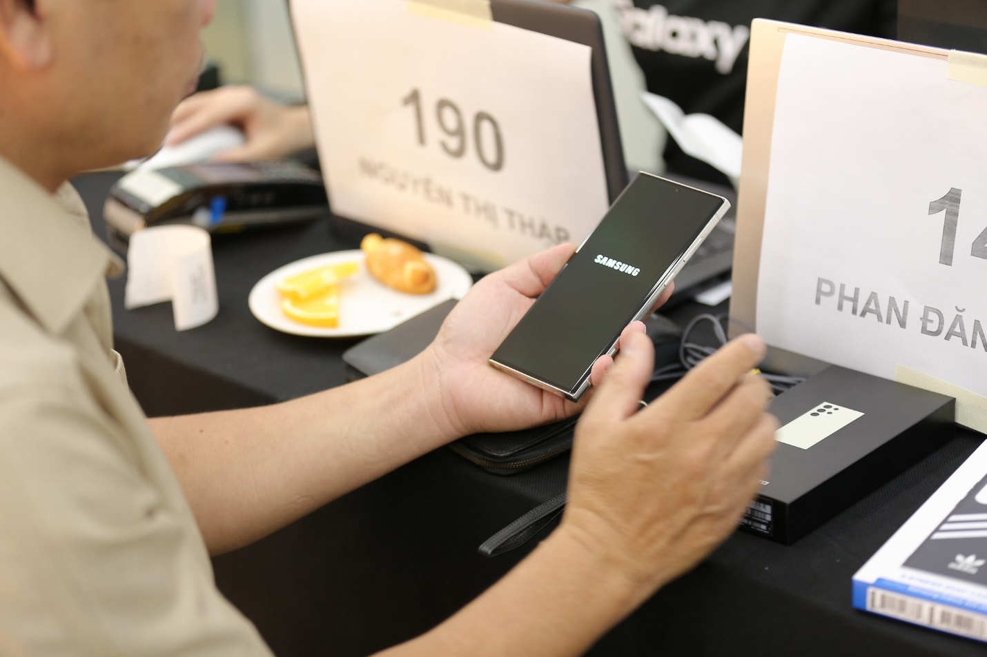 Chỉ sau 1 giờ mở bán, FPT Shop giao 500 máy Galaxy S23 Series cho khách hàng - Ảnh 4.